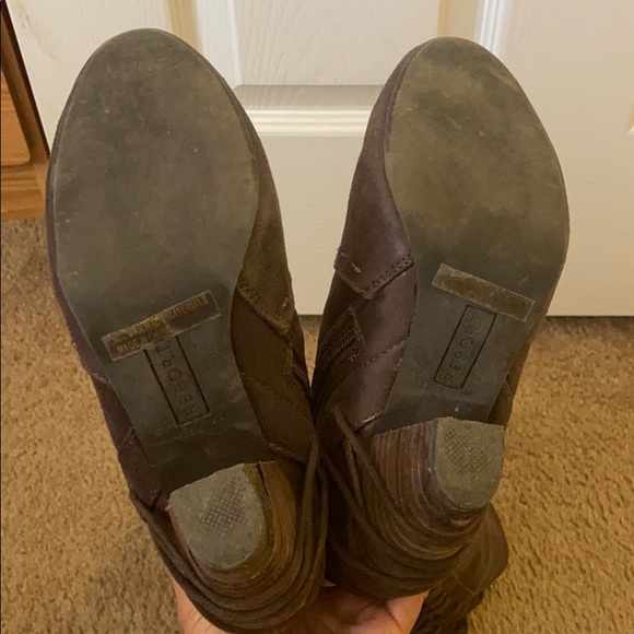 Back race up brown boots . - Picture 5 of 7